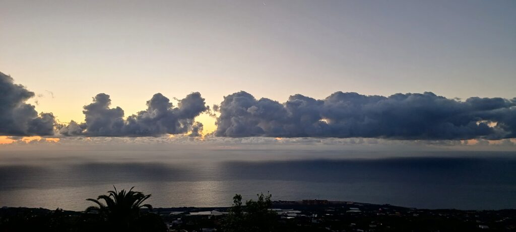 Cielo nublado al atardecer sobre el mar en La Palma