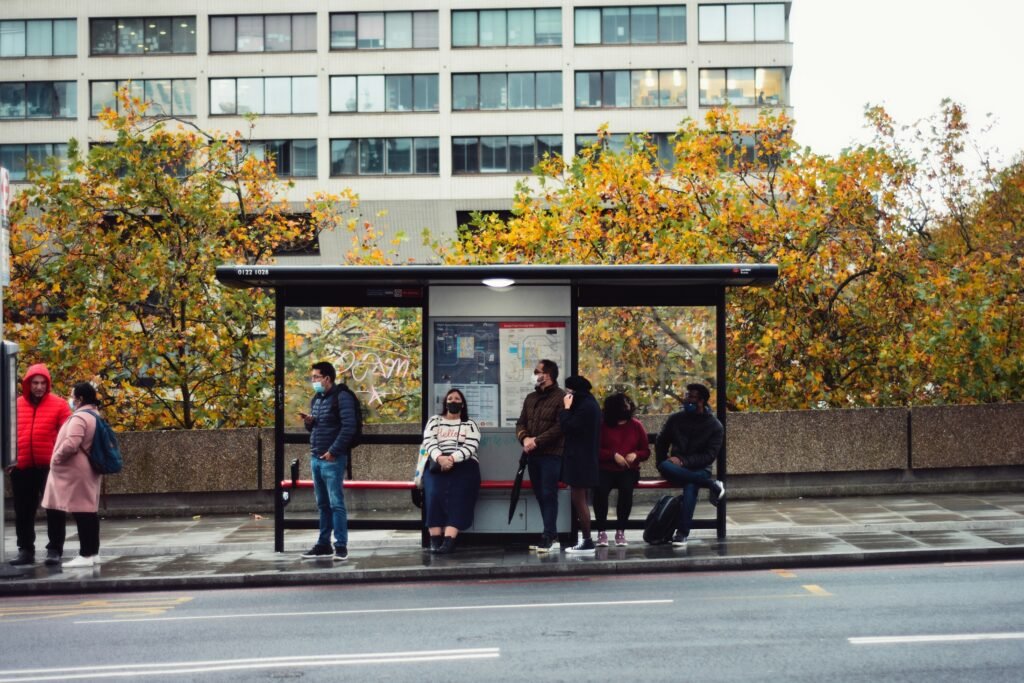 Personas esperando en una parada de autobús un día corriente