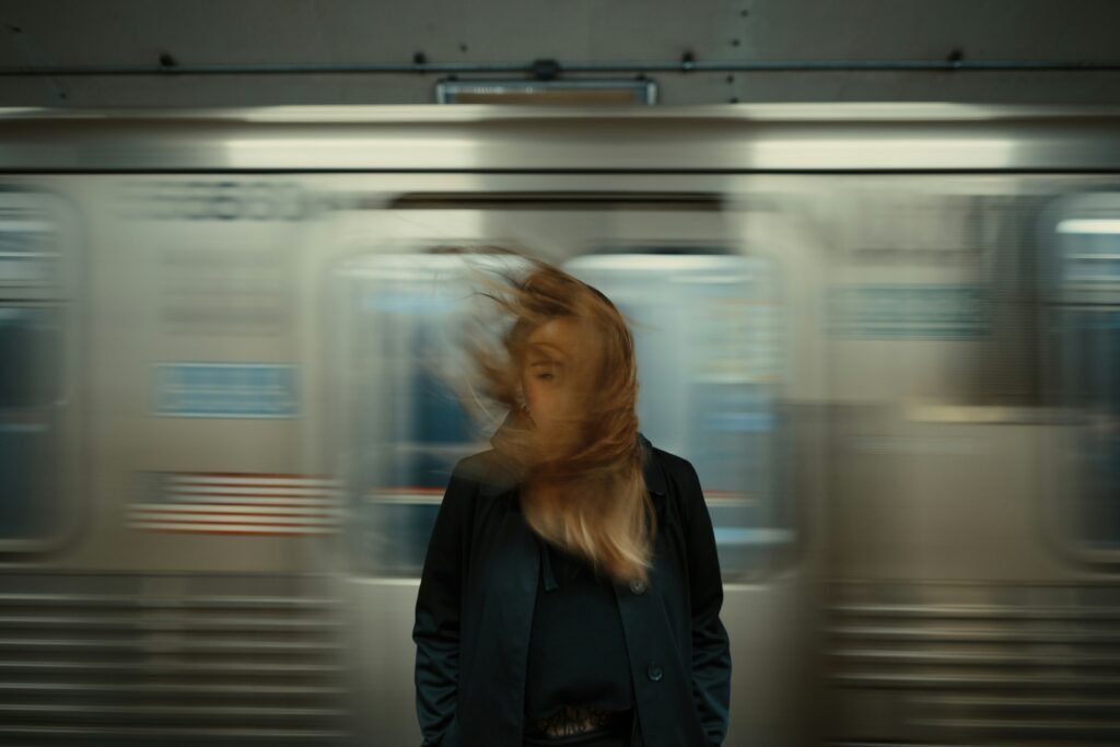 Mujer frente a un tren en movimiento